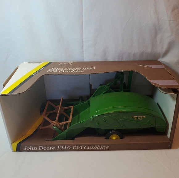 John Deere 1940 12A Combine Vtg 1991 Ertl 1/16 Scale Die...